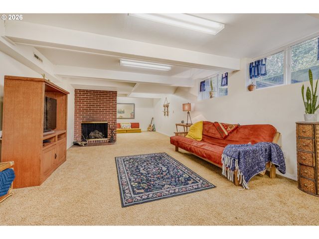 15820 Ne BROADWAY, Portland, OR 97230