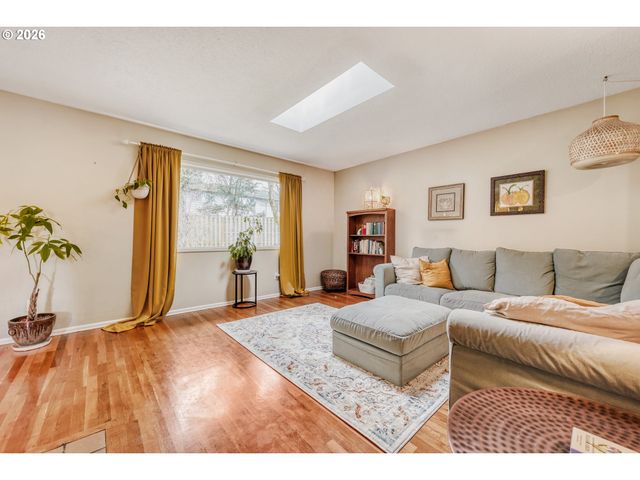 15820 Ne BROADWAY, Portland, OR 97230