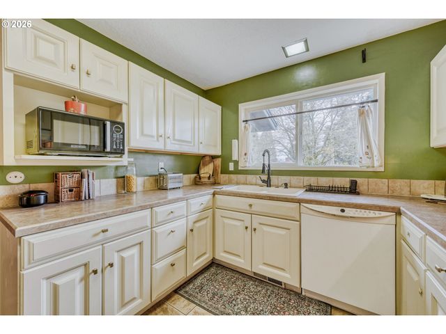 15820 Ne BROADWAY, Portland, OR 97230