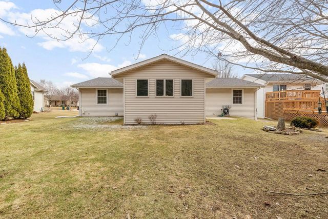 1514 Walsh Acres DRIVE, West Bend, WI 53095