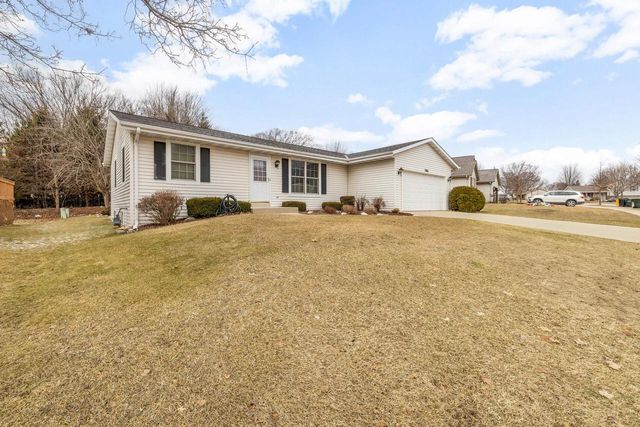 1514 Walsh Acres DRIVE, West Bend, WI 53095