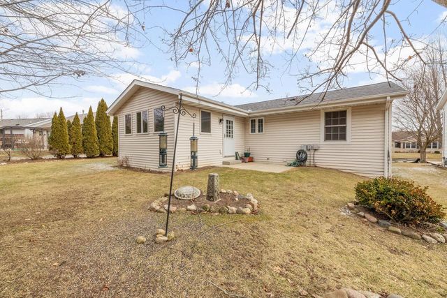 1514 Walsh Acres DRIVE, West Bend, WI 53095