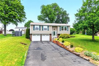 215 Princeton Dr, Center Twp, PA 15001