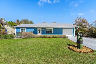 8913 SE Sandridge Avenue, Hobe Sound, FL 33455