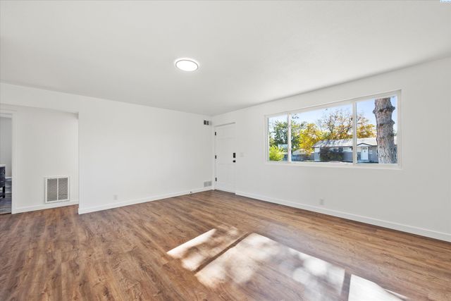 23 E 6th Avenue, Kennewick, WA 99336