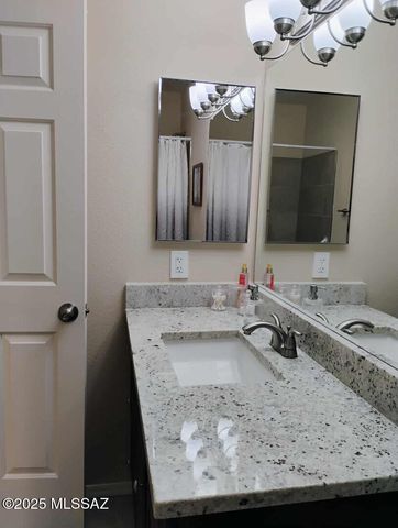 143 N Crescent Bell Drive, Green Valley, AZ 85614