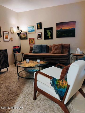 143 N Crescent Bell Drive, Green Valley, AZ 85614