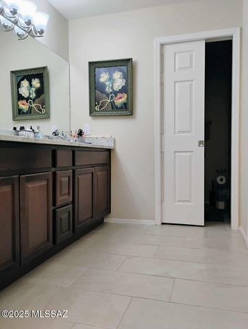 143 N Crescent Bell Drive, Green Valley, AZ 85614