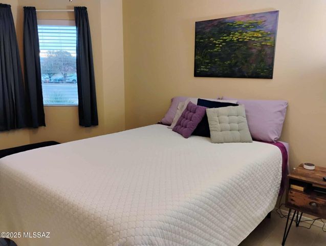 143 N Crescent Bell Drive, Green Valley, AZ 85614