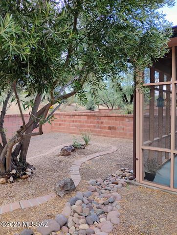 143 N Crescent Bell Drive, Green Valley, AZ 85614