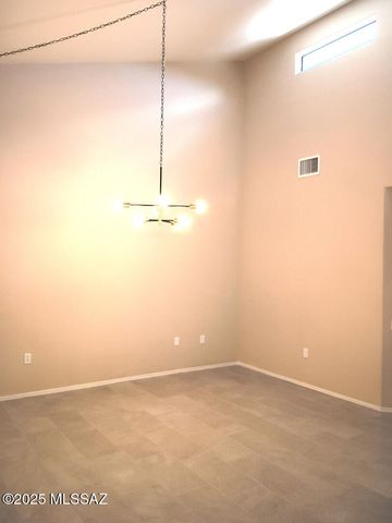 143 N Crescent Bell Drive, Green Valley, AZ 85614