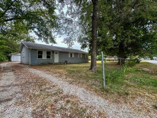 1752 North Old Orchard Avenue, Springfield, MO 65803