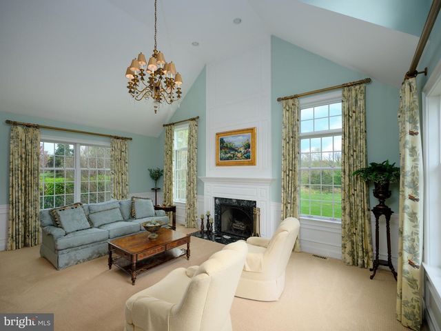 1300 SACKETTSFORD RD, Ivyland, PA 18974