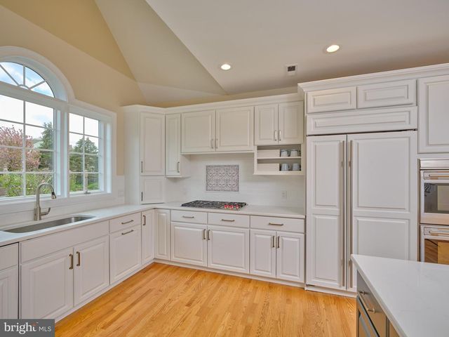1300 SACKETTSFORD RD, Ivyland, PA 18974