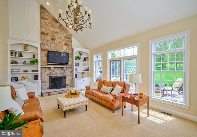 1300 SACKETTSFORD RD, Ivyland, PA 18974