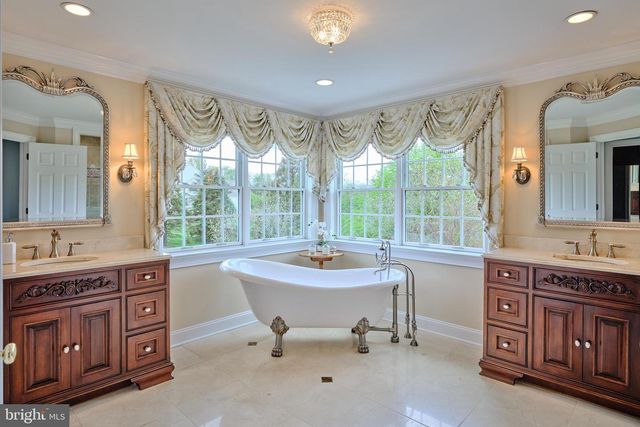 1300 SACKETTSFORD RD, Ivyland, PA 18974