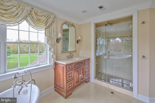 1300 SACKETTSFORD RD, Ivyland, PA 18974