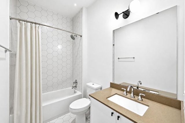 800 Embassy DR 305, Austin, TX 78702