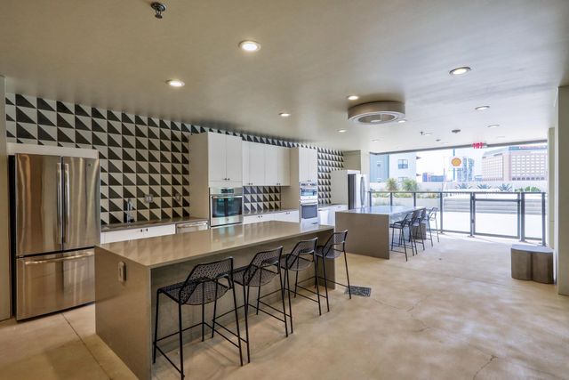 800 Embassy DR 305, Austin, TX 78702