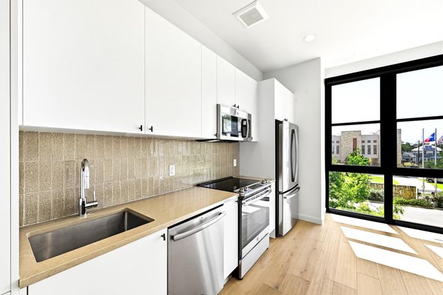 800 Embassy DR 305, Austin, TX 78702