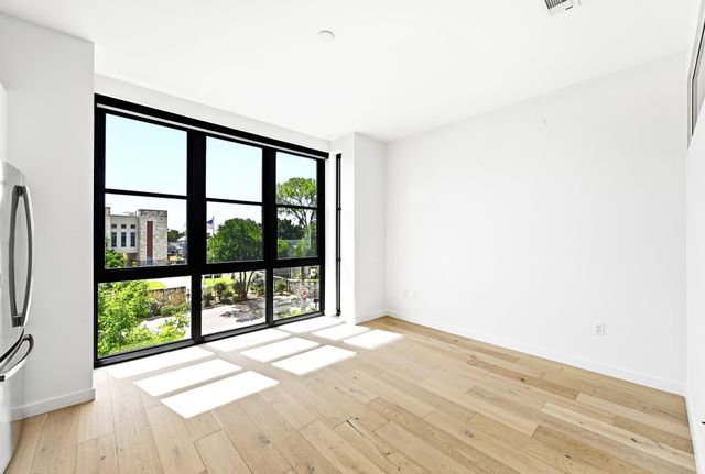 800 Embassy DR 305, Austin, TX 78702