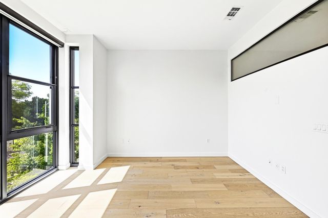 800 Embassy DR 305, Austin, TX 78702