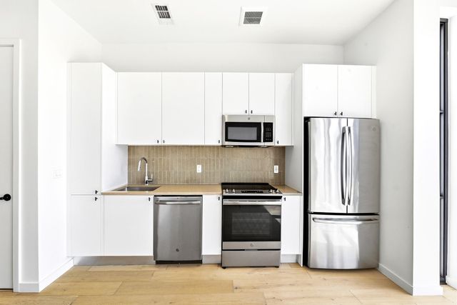 800 Embassy DR 305, Austin, TX 78702