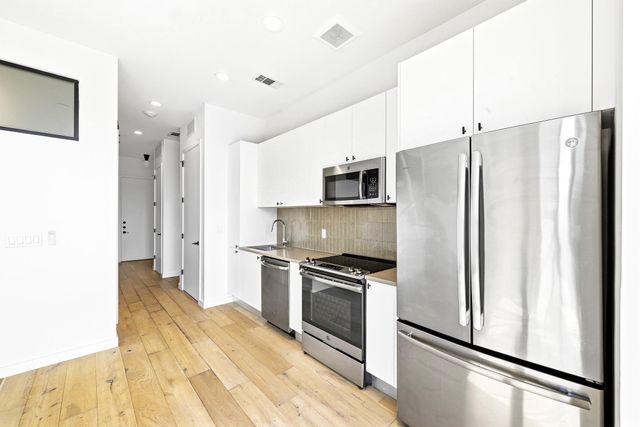 800 Embassy DR 305, Austin, TX 78702