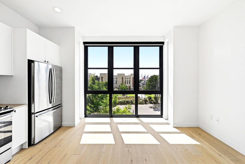 800 Embassy DR 305, Austin, TX 78702