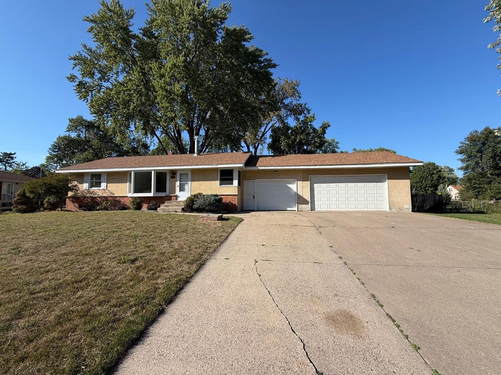 1181 Laurie Road W, Roseville, MN 55113 — exterior