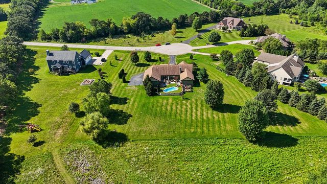 S90W32800 Granite TRAIL, Mukwonago, WI 53149