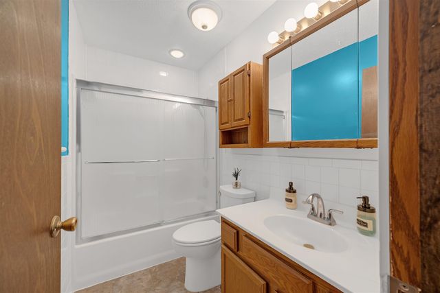 925 E Idlewild Dr, Wichita, KS 67216