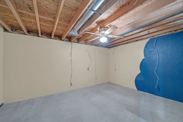 925 E Idlewild Dr, Wichita, KS 67216