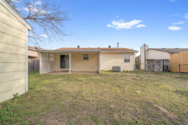 925 E Idlewild Dr, Wichita, KS 67216