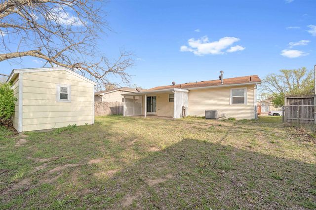 925 E Idlewild Dr, Wichita, KS 67216