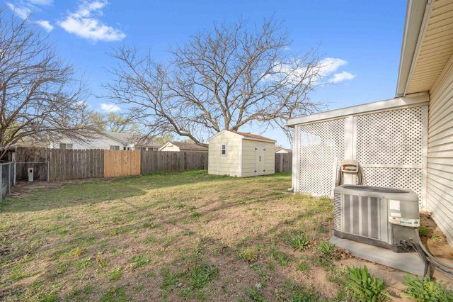 925 E Idlewild Dr, Wichita, KS 67216