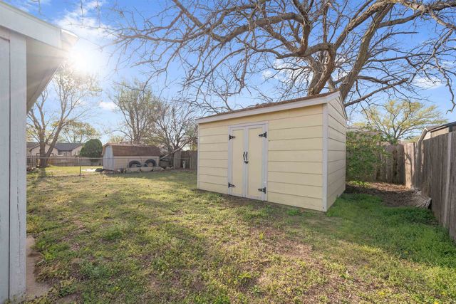 925 E Idlewild Dr, Wichita, KS 67216