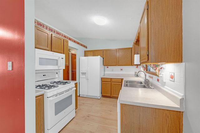 925 E Idlewild Dr, Wichita, KS 67216