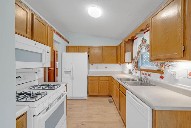 925 E Idlewild Dr, Wichita, KS 67216