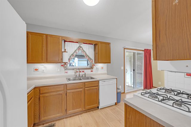 925 E Idlewild Dr, Wichita, KS 67216