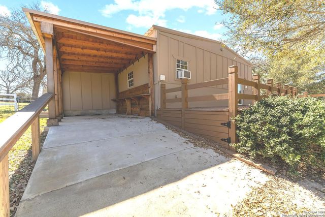 1300 Windmill Drive, La Vernia, TX 78121