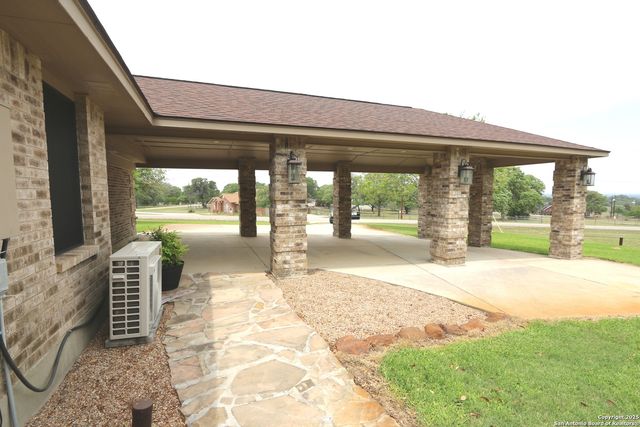 1300 Windmill Drive, La Vernia, TX 78121