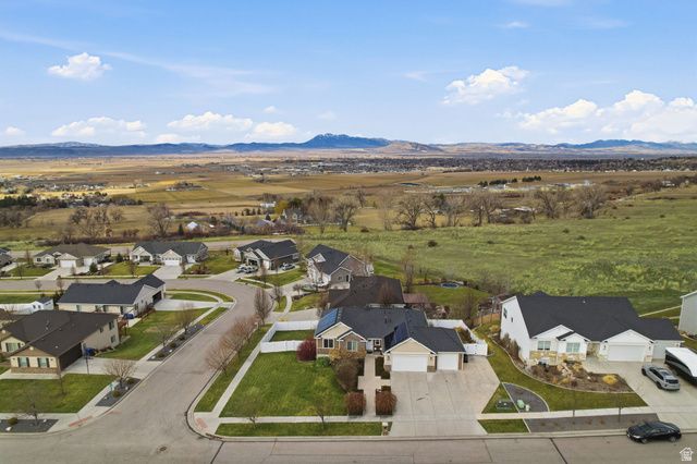 555 N 750 E, Hyde Park, UT 84318