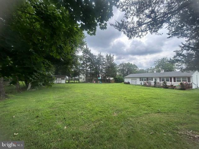 15 ROBIN RD, Holland, PA 18966