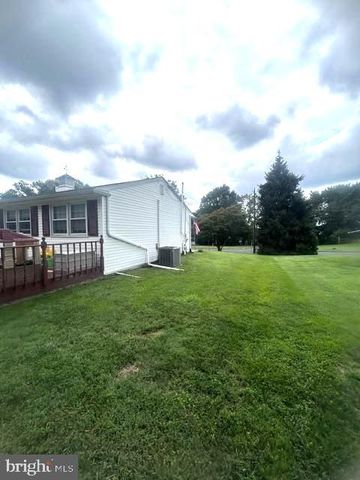 15 ROBIN RD, Holland, PA 18966