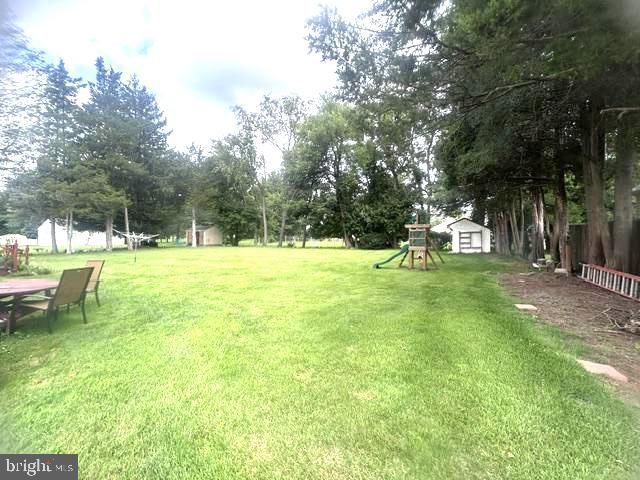 15 ROBIN RD, Holland, PA 18966
