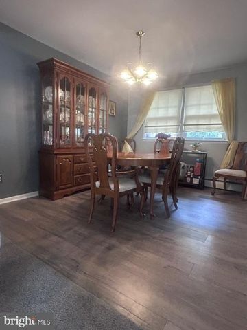 15 ROBIN RD, Holland, PA 18966