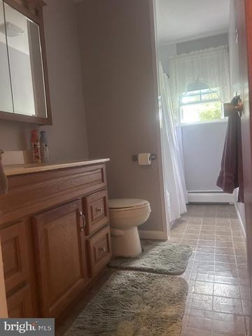 15 ROBIN RD, Holland, PA 18966