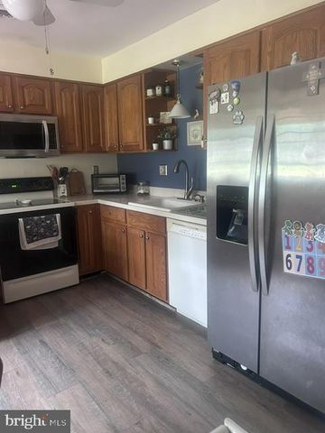15 ROBIN RD, Holland, PA 18966