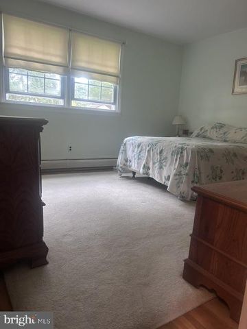 15 ROBIN RD, Holland, PA 18966